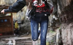 14岁女孩迈开腿拔萝卜